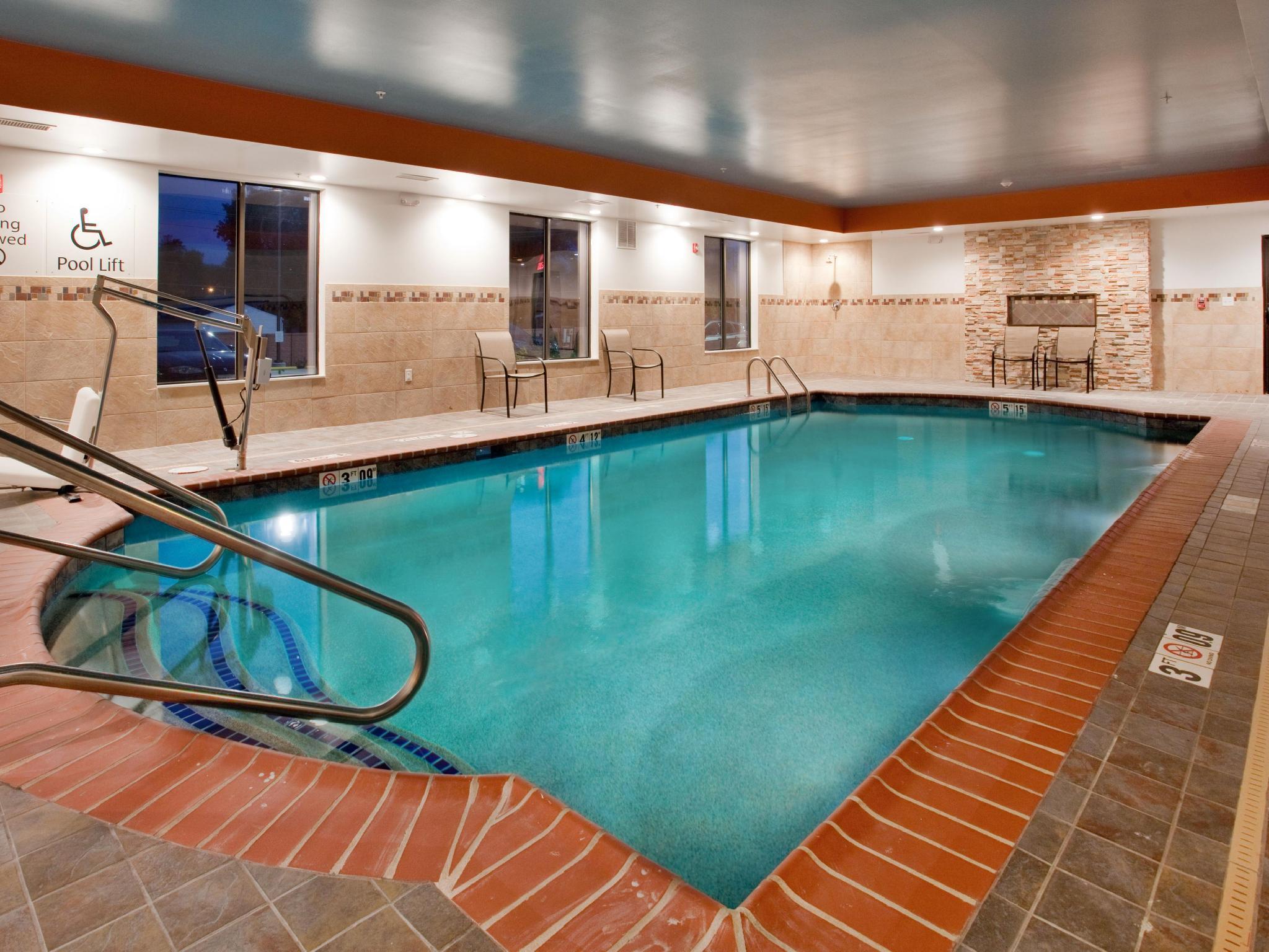 Holiday Inn Express & Suites St Louis Airport By Ihg Woodson Terrace Buitenkant foto